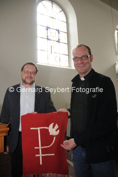 Pfarrer Streppel und Thielen mit Symbol Heiliger Geist fr Pfingsten
